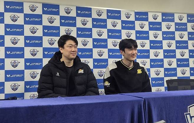 [서울=뉴시스] 문채현 기자 = 프로배구 KB손해보험의 나경복(왼쪽)과 이준영이 28일 서울 장충체육관에서 열린 진에어 2025~2026 V-리그 남자부 우리카드와의 경기에서 승리한 뒤 인터뷰를 하고 있다. 2026.02.28. dal@newsis.com *재판매 및 DB 금지