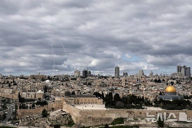 [예루살렘=AP/뉴시스] 정병혁 기자 = 미국이 이란에 대해 군사공격을 강행한 가운데 28일 예루살렘 구시가지 상공에서 미사일 요격 흔적이 보이고 있다. 2026.02.28.