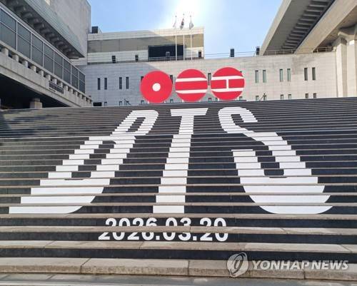 세종문화회관 중앙계단 BTS컴백 홍보물 [연합뉴스 자료사진]