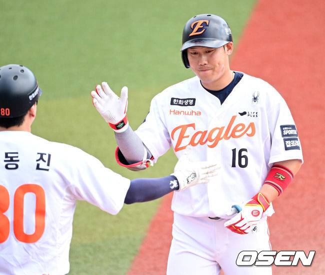 [OSEN=오키나와(일본), 최규한 기자] 2026 WBC(월드베이스볼클래식)를 준비하는 대한민국 야구 대표팀이 23일 일본 오키나와 가데나 야구장에서 프로야구 한화 이글스와 연습경기를 펼쳤다. 야구 대표팀은 오키나와에서 국내 팀들과 6차례 연습경기를 치르며 전력을 끌어올릴 예정이다.4회말 2사에서 한화 하주석이 1타점 동점 적시타를 날리고 1루에 안착해 기뻐하고 있다. 2026.02.23 / dreamer@osen.co.kr