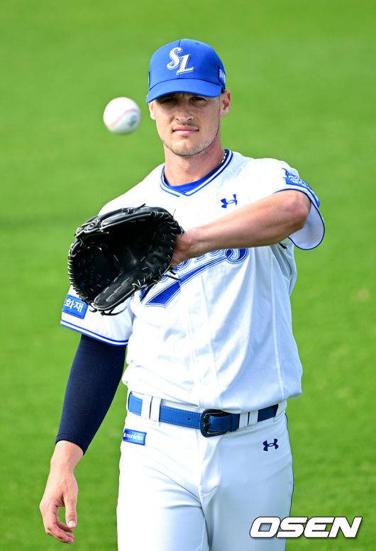 [OSEN=오키나와(일본), 최규한 기자] 프로야구 삼성 라이온즈가 20일  일본 오키나와 온나손 아카마구장에서 스프링 캠프를 차리고 구슬땀을 흘렸다.삼성은 이번 2차 캠프에서 훈련 뿐 아니라 WBC 대표팀, 국내 팀들과 연습경기도 펼칠 계획이다.삼성 새 외국인투수 맷 매닝이 캐치볼을 펼치고 있다. 2026.02.20 / dreamer@osen.co.kr
