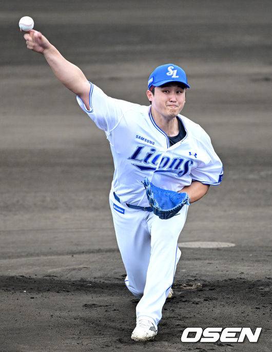 [OSEN=오키나와(일본), 최규한 기자] 2026 WBC(월드베이스볼클래식)를 준비하는 대한민국 야구 대표팀이 20일 오후 일본 오키나와 온나손 아카마 구장에서 프로야구 삼성 라이온즈와 연습경기를 펼쳤다. 야구 대표팀은 오키나와에서 국내 팀들과 6차례 연습경기를 치르며 전력을 끌어올릴 예정이다.1회초 삼성 선발 최원태가 힘차게 공을 뿌리고 있다. 2026.02.20 / dreamer@osen.co.kr