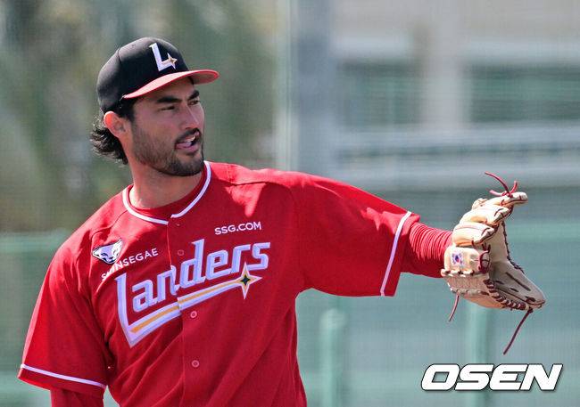 [OSEN=미야자키(일본), 지형준 기자] 28일 일본 미야자키현 오쿠라가하마소호 구장에서 SSG 랜더스와 일본프로야구 라쿠텐 골든이글스 2군과의 연습경기가 열렸다.SSG는 일본 미야자키 스프링캠프에서 연습경기 1패를 기록 중이다. 지난 25일 소프트뱅크 호크스 2군&nbsp;상대로 1.5군급 선수들이 출격한 가운데 1-9로 패했다.&nbsp;1회말 SSG 화이트가 역투하고 있다. 2026.02.28 /jpnews@osen.co.kr