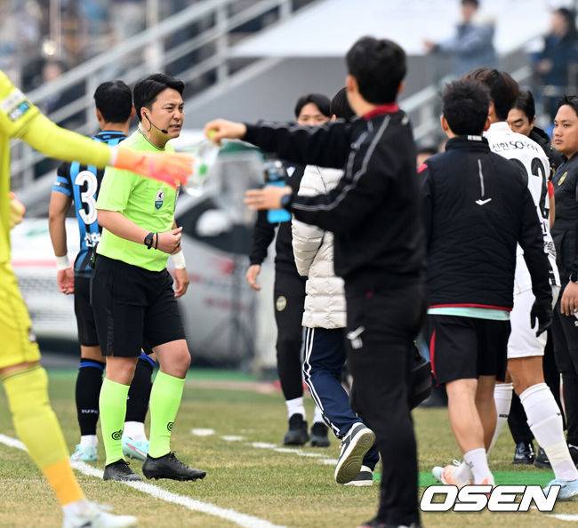 [OSEN=인천, 이대선 기자] 28일 오후 인천축구전용경기장에서 '하나은행 K리그1 2026' 인천유나이티드와 FC서울의 경기가 열렸다.이번 시즌 리그 공식 개막전인 이번 맞대결은 예매 시작과 동시에 매진을 앞두며 팬들의 폭발적인 관심을 증명했다. 경기에 앞서 이동준 주심이 부상으로 교체되고 있다. 2026.02.28 /sunday@osen.co.kr