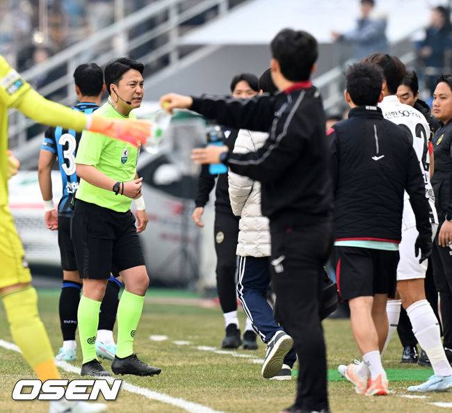 [OSEN=인천, 이대선 기자] 28일 오후 인천축구전용경기장에서 '하나은행 K리그1 2026' 인천유나이티드와 FC서울의 경기가 열렸다.이번 시즌 리그 공식 개막전인 이번 맞대결은 예매 시작과 동시에 매진을 앞두며 팬들의 폭발적인 관심을 증명했다. 경기에 앞서 이동준 주심이 부상으로 교체되고 있다. 2026.02.28 /sunday@osen.co.kr