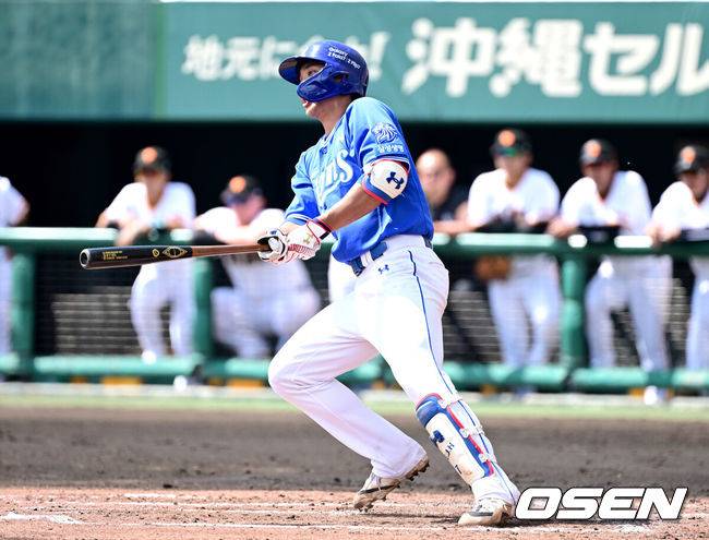 [OSEN=오키나와(일본), 최규한 기자] 프로야구 삼성 라이온즈가 28일 일본 오키나와 나하 셀룰러 스타디움에서 일본프로야구 요미우리 자이언츠와 연습경기를 펼쳤다.삼성은 요미우리를 상대로 최원태를 선발로 내세운다.3회초 2사 주자없는 상황 삼성 이재현이 안타를 날리고 있다. 2026.02.28 / dreamer@osen.co.kr