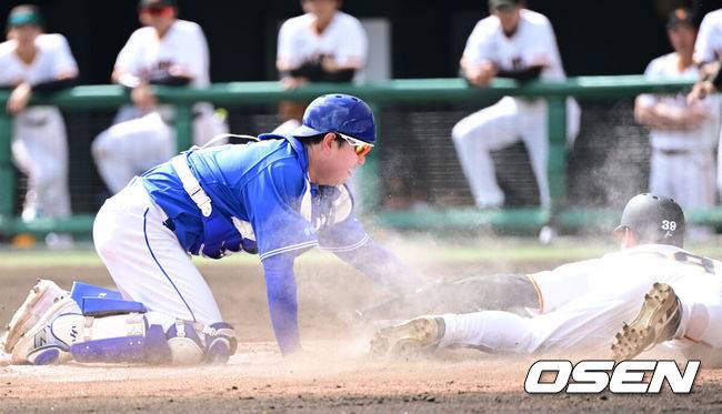 [OSEN=오키나와(일본), 최규한 기자] 프로야구 삼성 라이온즈가 28일 일본 오키나와 나하 셀룰러 스타디움에서 일본프로야구 요미우리 자이언츠와 연습경기를 펼쳤다.삼성은 요미우리를 상대로 최원태를 선발로 내세웠다.7회말 1사 2, 3루 상황 삼성 포수 장승현이 홈 쇄도 주자를 태그로 잡아내고 있다. 2026.02.28 / dreamer@osen.co.kr