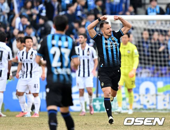 [OSEN=인천, 이대선 기자] 28일 오후 인천축구전용경기장에서 '하나은행 K리그1 2026' 인천유나이티드와 FC서울의 경기가 열렸다.이번 시즌 리그 공식 개막전인 이번 맞대결은 예매 시작과 동시에 매진을 앞두며 팬들의 폭발적인 관심을 증명했다.후반 인천 유나이티드 무고사가 패널티킥을 성공시키고 환호하고 있다. 2026.02.28 /sunday@osen.co.kr