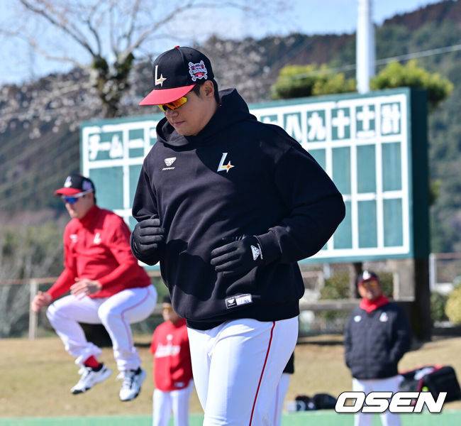[OSEN=미야자키(일본), 지형준 기자] 28일 일본 미야자키현 오쿠라가하마소호 구장에서 SSG 랜더스와 일본프로야구 라쿠텐 골든이글스 2군과의 연습경기가 열렸다.SSG는 일본 미야자키 스프링캠프에서 연습경기 1패를 기록 중이다. 지난 25일 소프트뱅크 호크스 2군&nbsp;상대로 1.5군급 선수들이 출격한 가운데 1-9로 패했다.&nbsp;SSG 김재환이 훈련을 하고 있다. 2026.02.28 /jpnews@osen.co.kr