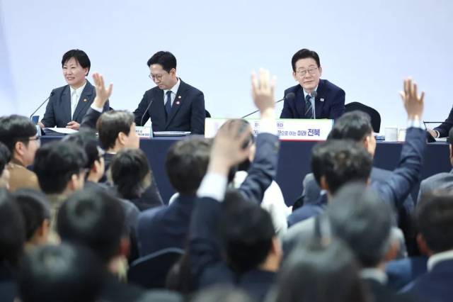 ▲ 27일 전북 전주시 전북대학교에서 이재명 대통령이 참석한 가운데 열린 '전북의 마음을 듣다' 타운홀미팅 간담회에서 참석자들이 손을 들며 발언권을 요청하고 있다. ⓒ연합뉴스