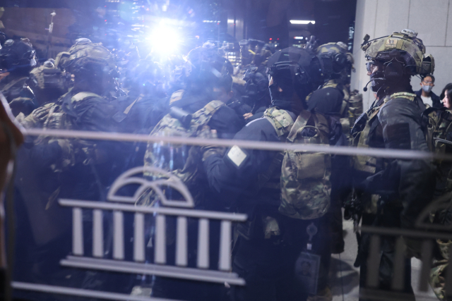 ▲ 윤석열 대통령이 2024년 12월 3일 밤 비상계엄을 선포한 가운데 4일 자정께 서울 영등포구 여의도 국회 본관으로 계엄군이 진입 준비를 하고 있다. ⓒ연합뉴스