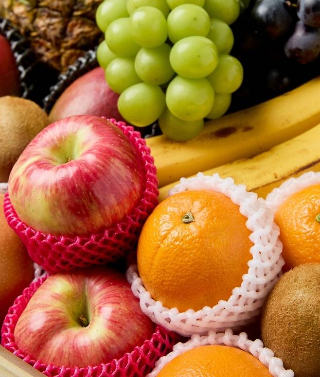 과일 유통 과정에서 쓰이는 포장재 과일망. 생활 속 재활용 사례가 소개되며 관심을 끌고 있다.&nbsp;사진=게티이미지뱅크