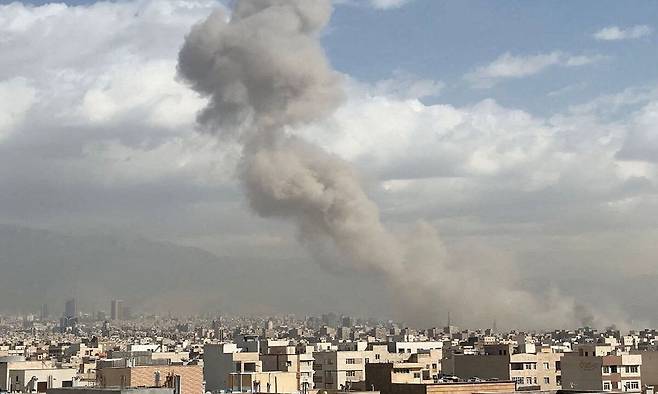 28일(현지시간) 이스라엘이 이란에 대한 예방공격을 감행했다. 테헤란에 연기가 피어오르고 있는 모습. 로이터연합뉴스