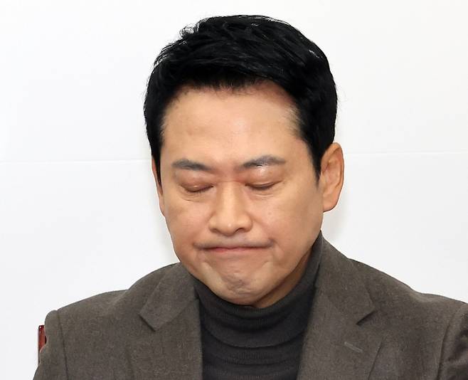 장동혁 국민의힘 대표가 19일 국회에서 열린 최고위원회의 도중 잠시 생각에 잠겨 있다. 2026.2.19 연합뉴스