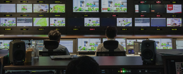 공영홈쇼핑 방송조정실에서 직원들이 홈쇼핑 방송을 송출하고 있다. 사진=공영홈쇼핑 홈페이지