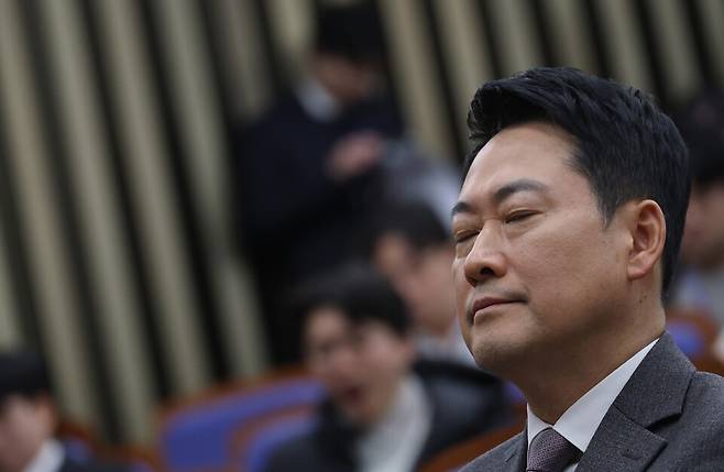 장동혁 국민의힘 대표가 2월23일 국회에서 열린 의원총회에서 송언석 원내대표의 발언을 경청하고 있다. ⓒ 연합뉴스