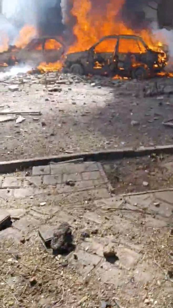 미국과 이스라엘이 이란에 대한 공습을 감행한 2월28일(현지시간) 이란의 수도 테헤란에서 차량이 불타고 있다. ⓒ 로이터 연합