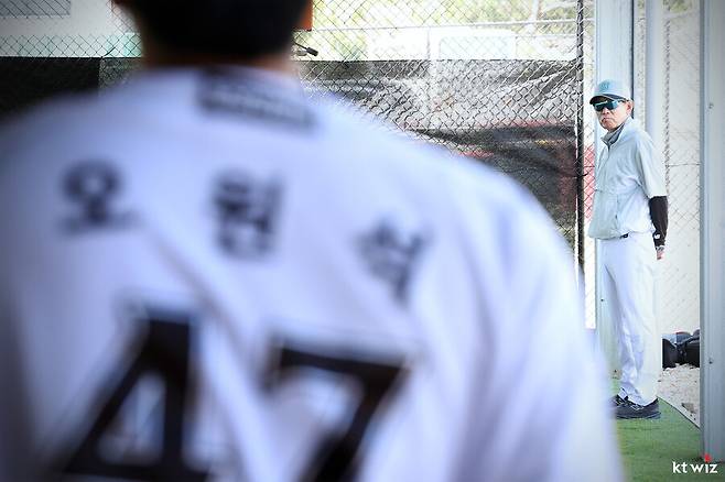 ▲ 이강철 감독(오른쪽) ⓒKT 위즈