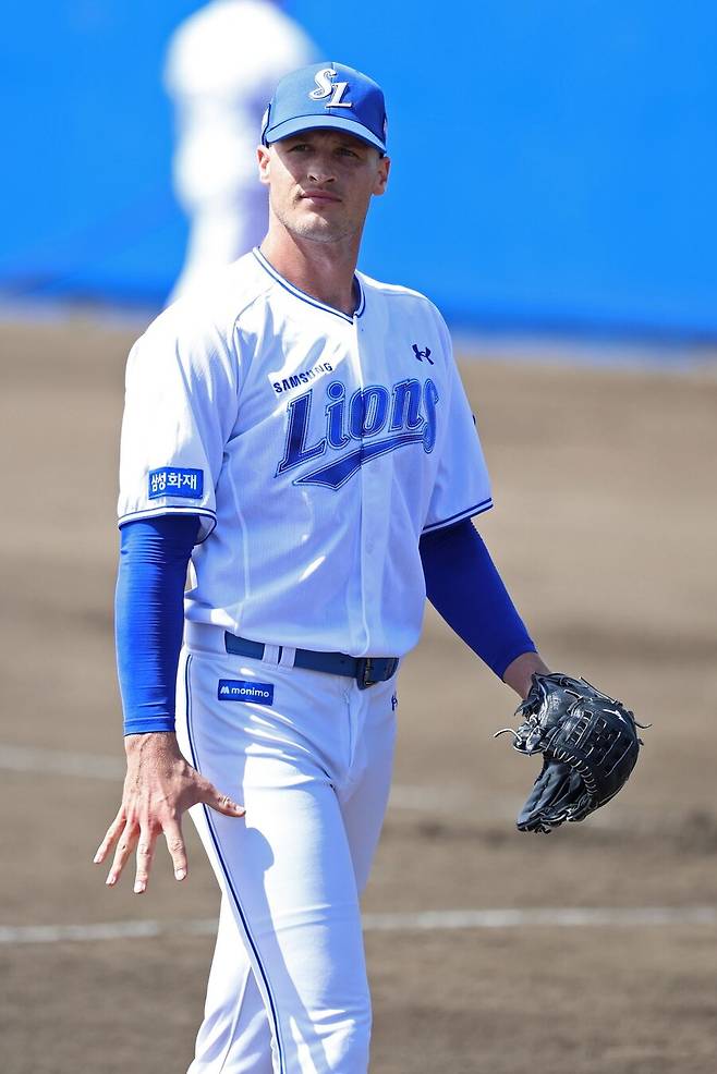 ▲ 맷 매닝. 삼성 라이온즈의 새 외국인 투수였던 매닝은 지난 24일 일본 오키나와 온나손 아카마 구장에서 열린 한화 이글스와의 연습경기에 선발 등판해 부진한 뒤 오른쪽 팔꿈치에 통증을 느꼈다. 한국으로 돌아가 정밀 검진을 실시한 결과 인대 손상이 심각하며 수술이 필요하다는 진단이 나왔다. 삼성은 새 외인을 알아보고 있다. ⓒ삼성 라이온즈
