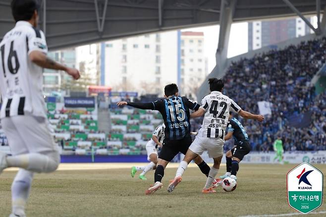 ▲ FC서울이&nbsp;28일 오후 2시 인천축구전용경기장에서 펼쳐진&nbsp;'하나은행 K리그1 2026' 개막전에서 인천 유나이티드를 2-1로 격파했다. 2024년 7월 이후 무려 581일 만에 펼쳐진 '경인더비'에서 승리하며 시즌 마수걸이 승리를 신고했다. 이날 승리로 서울은 상대 전적에서 12승 8무 11패로 우위를 점하게 됐다. ⓒ한국프로축구연맹