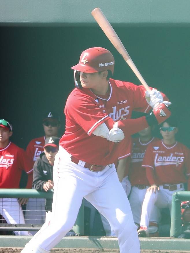 ▲ 김재환이 두산 베어스에서 SSG 랜더스로 이적한 후 연습경기이지만, 첫 안타를 신고하며 기분 좋은 스타트를 끊었다. ⓒ SSG 랜더스