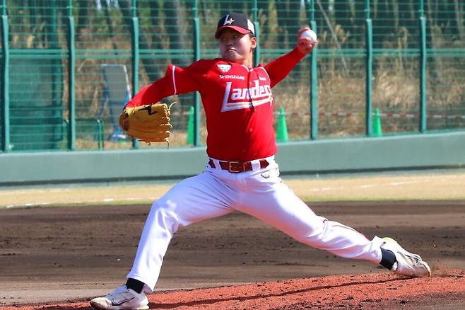 ▲ 이기순이 라쿠텐 골든이글스 2군과 맞대결에서 두 번째 투수로 등판해 뛰어난 위기 관리 능력을 선보이는 등 눈도장을 찍었다. ⓒSSG 랜더스