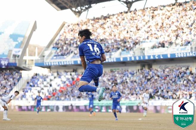 ▲ 28일 수원월드컵경기장에서 수원삼성과 서울이랜드의 하나은행 K리그2 2026 1라운드가 열렸다. 이랜드 박재용에게 선제 실점을 내줬던 수원은 박현빈과 강현묵의 연속골로 개막전을 2-1로 이겼다. ⓒ 한국프로축구연맹