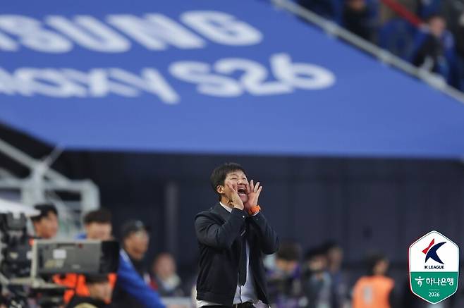 ▲ 28일 수원월드컵경기장에서 수원삼성과 서울이랜드의 하나은행 K리그2 2026 1라운드가 열렸다. 이랜드 박재용에게 선제 실점을 내줬던 수원은 박현빈과 강현묵의 연속골로 개막전을 2-1로 이겼다. ⓒ 한국프로축구연맹