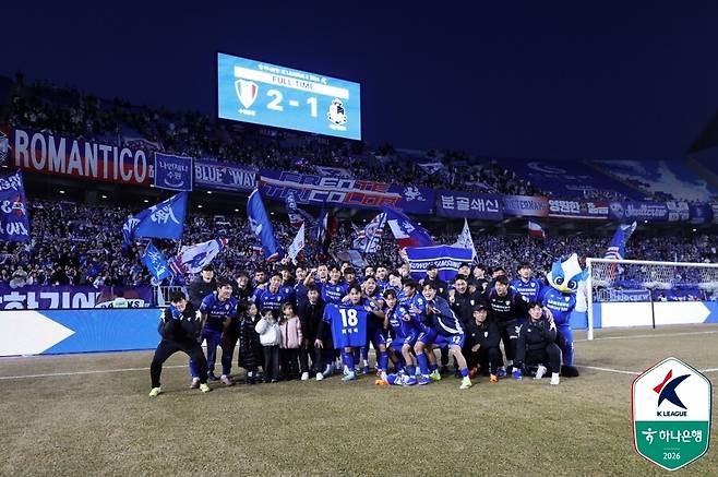 ▲ 28일 수원월드컵경기장에서 수원삼성과 서울이랜드의 하나은행 K리그2 2026 1라운드가 열렸다. 이랜드 박재용에게 선제 실점을 내줬던 수원은 박현빈과 강현묵의 연속골로 개막전을 2-1로 이겼다. ⓒ 한국프로축구연맹