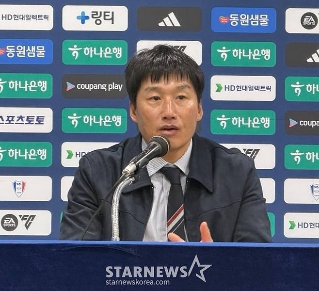 이정효 수원 삼성 감독이 경기 후 기자회견에서 취재진의 질문에 답하고 있다. /사진=박건도 기자