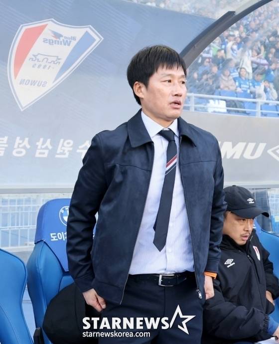 이정효 수원 삼성 감독이 28일 오후 4시 30분 수원월드컵경기장에서 열린 하나은행 K리그2 2026 1라운드 경기를 지켜보고 있다. /사진=강영조 선임기자