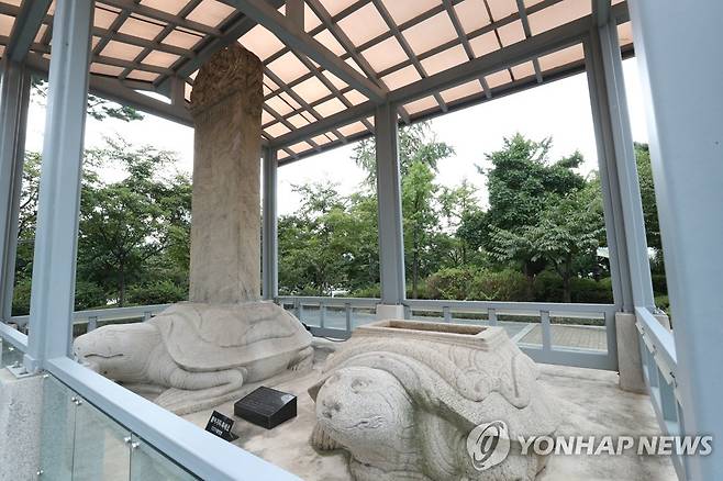 서울 송파구 삼전도비 병자호란 후 청의 요구로 세운 삼전도비. 청 태종의 공적을 적었으며 당시 청나라 군대가 머물렀던 삼전동에 세워졌다. 오른쪽 비석이 없는 것은 먼저 만든 비석이 작다는 이유로 청나라가 트집을 잡아서 용도 폐기된 것이다. 
[조보희 기자]