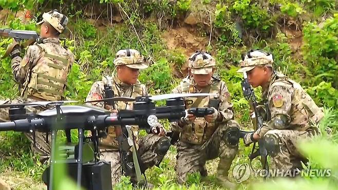 드론 활용 전술훈련 하는 북한 특수작전부대 북한 조선중앙TV는 "김정은 국무위원장이 2025년 5월13일 병종별 전술종합훈련을 참관한 가운데 북한군 특수작전구분대원들이 드론을 활용한 전술훈련을 실시했다"고 보도했다.
[조선중앙TV 화면]