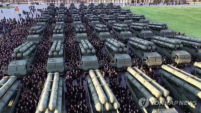 북한, 당 9차 대회에 600㎜ 방사포 50문 증정 북한의 조선중앙TV는 "2026년 2월18일 평양 광장에서 김정은 국무위원장이 참석한 가운데 군수공업 부문 노동계급이 노동당 제9차 대회에 600㎜ 대구경 방사포 50문을 증정하는 행사가 진행됐다"고 보도했다.
[조선중앙TV 화면]