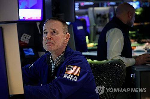 뉴욕증권 거래소의 트레이더 [로이터 연합뉴스 자료사진. 재판매 및 DB 금지]