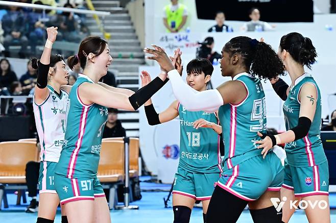 득점 후 기뻐하는 한국도로공사 선수들 [한국배구연맹 제공. 재판매 및 DB 금지]