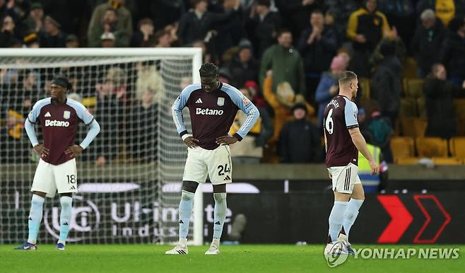 침울한 애스턴 빌라 선수들 [로이터=연합뉴스]