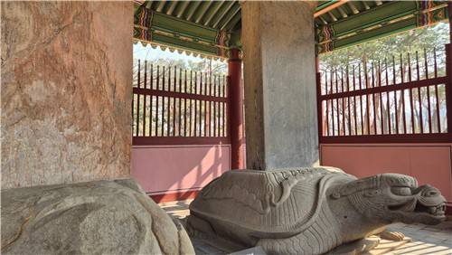 보물인 '태종 헌릉 신도비'(왼쪽)와 숙종 때 새로 세운 신도비 [촬영 김정선]