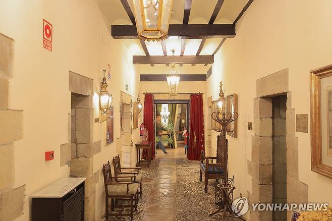 중세 귀족 저택 내부  스페인 북부 칸타브리아의 중세 마을 산티야나 델 마르 중심에 자리한 국영 호텔 파라도르. 정식 명칭은 '길 블라스'로, 16~17세기 귀족 저택을 개조해 운영 중이다. [사진/성연재 기자]