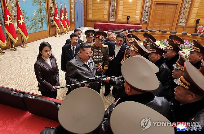 김정은, 주요간부들에게 저격수보총 선물 (평양 조선중앙통신=연합뉴스) 김정은 국무위원장이 27일 김여정 총무부장 등 이번에 새로 선출된 주요간부들에게 새로 개발한 저격수보총과 무기증서를 수여하고 야외 사격장에서 딸 주애 및 간부들과 사격연습 후 기념사진을 찍었다고 조선중앙통신이 28일 보도했다. 2026.2.28 
    [국내에서만 사용가능. 재배포 금지. For Use Only in the Republic of Korea. No Redistribution] nkphoto@yna.co.kr