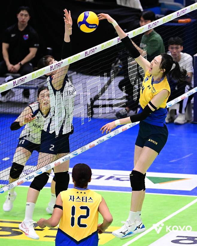 공격하는 현대건설의 양효진(오른쪽) [한국배구연맹 제공. 재판매 및 DB 금지]