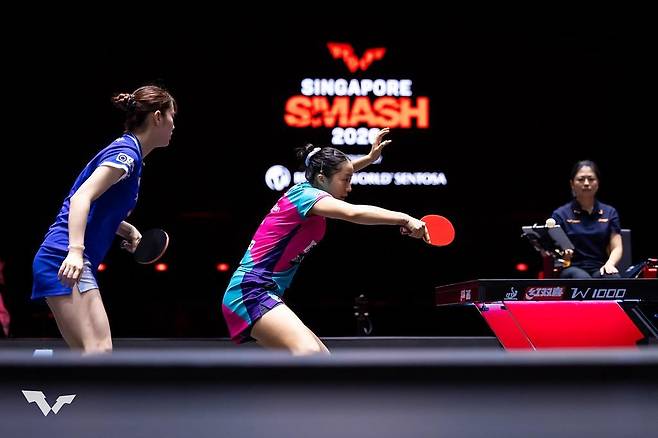 신유빈(중앙)과 나가사키 미유(왼쪽)의 WTT 싱가포르 스매시 여자복식 경기 장면 [WTT 인스타그램 캡처. 재판매 및 DB 금지]