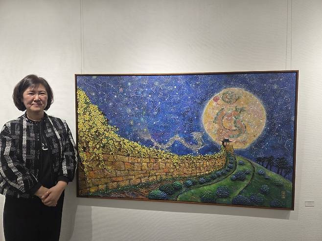 ▲ 수원 화성을 배경으로 완성한 작품으로 국전에서 입선한 김순옥 작가.