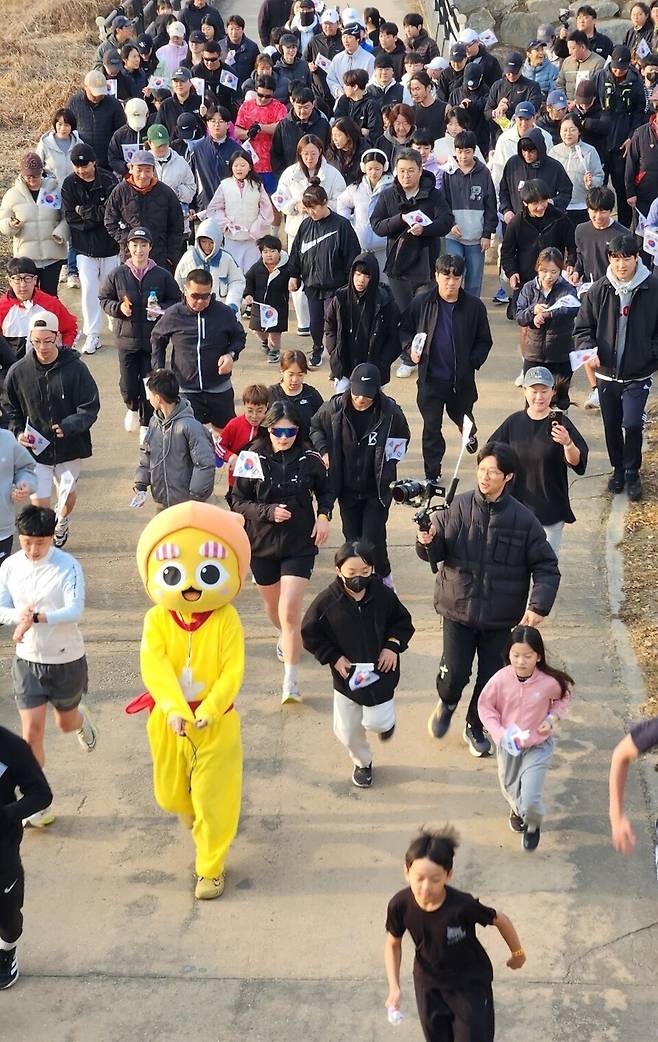 ▲ 3·1절 기념 시민 참여형 러닝 행사 '별산런' 참가자들이 태극기를 들고 3.1㎞ 코스를 달리고 있다. 어린이부터 청년, 가족 단위 시민들이 함께하며 항일운동의 의미를 일상 속에서 기렸다.