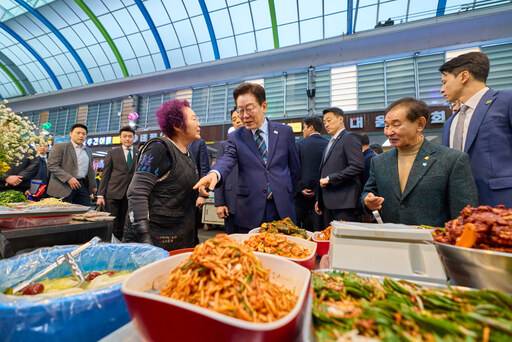 이재명 대통령이 27일 전주 신중앙시장을 방문해 상인과 대화하고 있다. /연합뉴스 제공