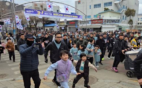 ◇제27회 화천군민건강달리기대회가 1일 화천시내 일원에서 열렸다. 107주년 삼일절을 기념해 이뤄진 열린 이날 행사에는 주민과 군인 등 2,000여명이 함께하는 대화합 레이스로 펼쳐졌다. 화천=이무헌기자