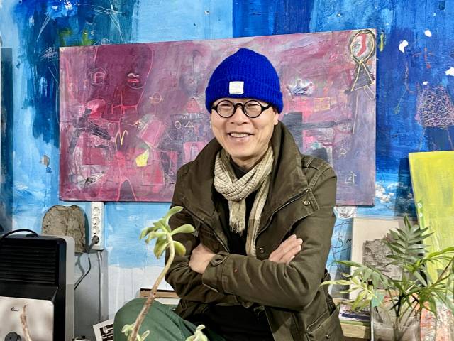 이문 작가가 작업실에서 포즈를 취하고 있다. 4년 전 남구 대명동의 주택에 문화사랑방