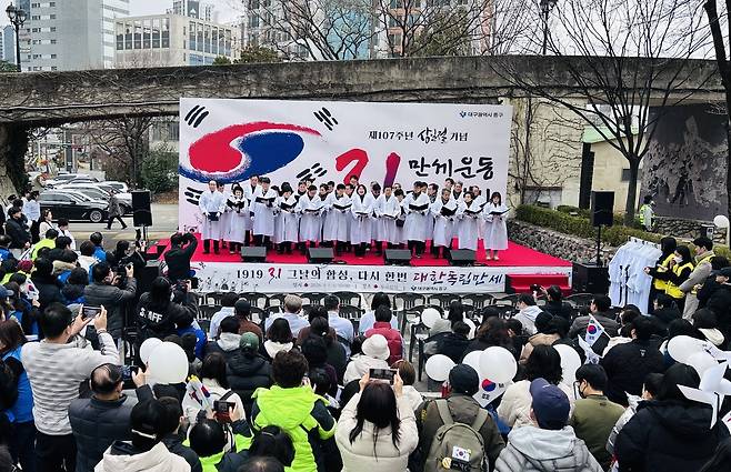 1일 오전 대구 중구 청라언덕에서 열린 제107주년 3.1절 기념 만세운동 재현행사에서 주민대표 33인이 독립선언문을 낭독하고 있다.