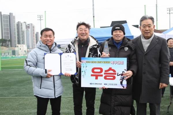 우승을 차지한 흑룡클럽 선수단 관계자들이 한명희 경북도민일보 대표이사(맨 오른쪽)와 기념촬영을 하고 있다. 유재영 기자