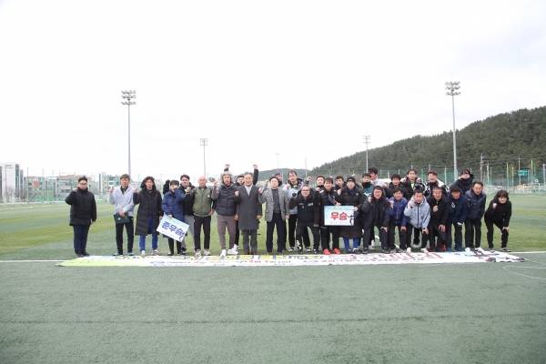 이날 우승팀과 준우승팀 관계자들이 단체 기념촬영을 하고 있다.&nbsp;